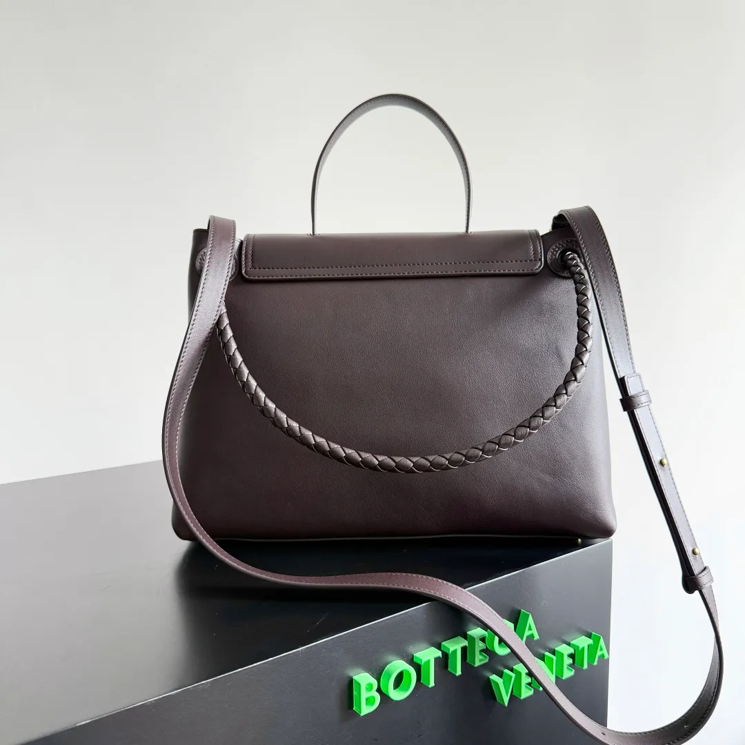 Batch 2360 BottegaVeneta Latest Ciao Ciao Bag Silky cowhide two-way flap handbag with signature twist detail, hidden hook closure, flap can be fastened to the front or attached to the INTRECCIATO woven interior pocket, comes with an adjustable and detachable crossbody strap, interior compartment, and also features a zippered pocket. The surprise flap has various shapes. Style 1 - Cover the bag surface and expose the knot decoration. Style 2 - Place the flap inside the bag. A buckle is also designed. Style 3 - The U-shaped position of the top handle in the hand bag. Style No.: 817231 Size: 34*26*15cm